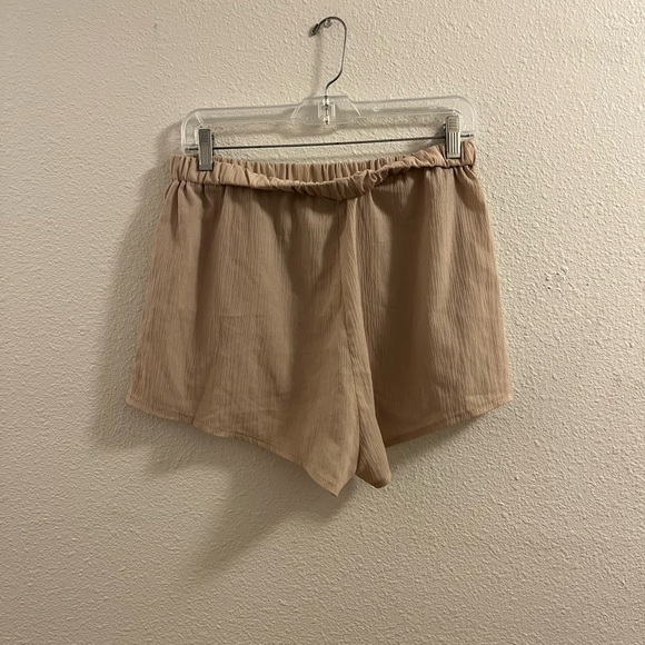 SHEIN High Waist Tan Shorts with Relaxed Fit - Picture 2 of 3